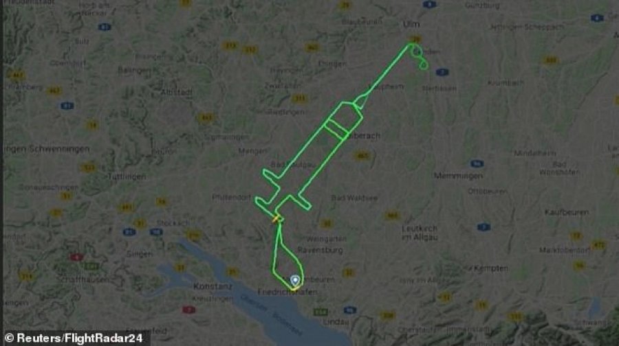 E mahnitshme: Piloti vizaton një shiringë në qiell(VIDEO)