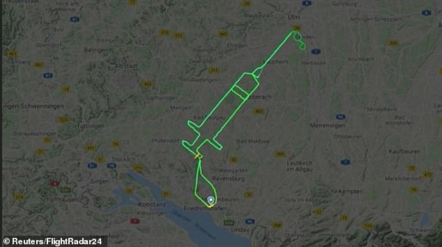 E mahnitshme: Piloti vizaton një shiringë në qiell(VIDEO)