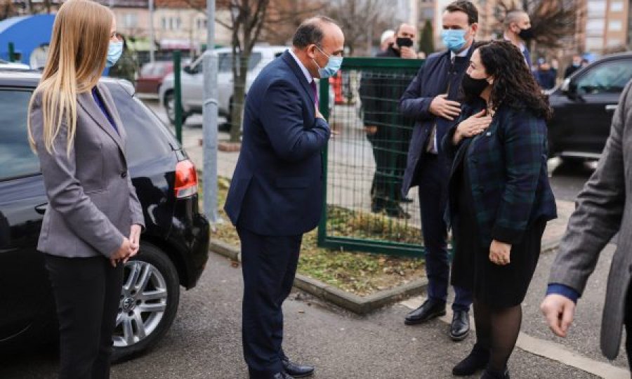  Vjosa Osmani shkon në Podujevë për t’ia uruar Shpejtim Bulliqit fitoren 