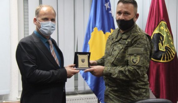 Gjeneral Rama ndanë mirënjohje për personelin mjekësor
