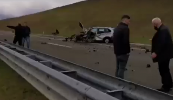 Momenti i tmerrshëm nga aksidenti në autostradë, një person shihet i shtrirë në rrugë