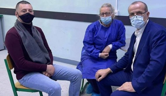 Bekim Haxhiu viziton infermierin që është në grevë tash e 20 ditë: Jeta e tij është në rrezik 