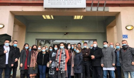  Specializantët protestojnë para Ministrisë së Shëndetësisë, kërkojnë shtesa në paga 
