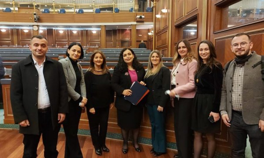 Pas votimit të buxhetit, VV publikon fotografi me Vjosa Osmanin