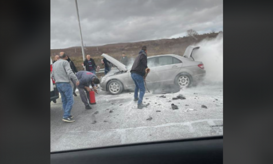  Përfshihet nga zjarri një veturë te “Kroi i Mbretit 