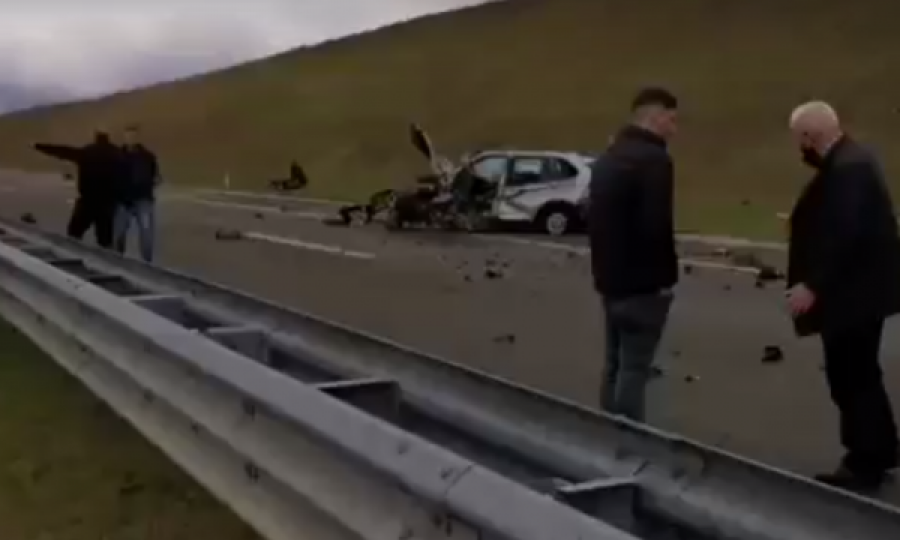 Momenti i tmerrshëm nga aksidenti në autostradë, një person shihet i shtrirë në rrugë