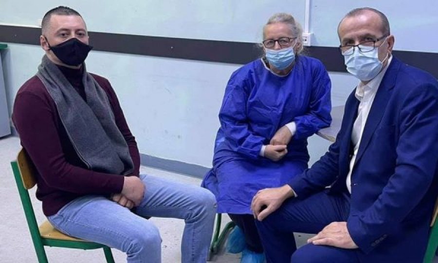 Bekim Haxhiu viziton infermierin që është në grevë tash e 20 ditë: Jeta e tij është në rrezik 