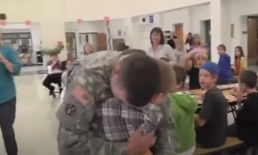Momente emocionuese kur ushtarët kthehen nga misioni dhe takojnë familjarët