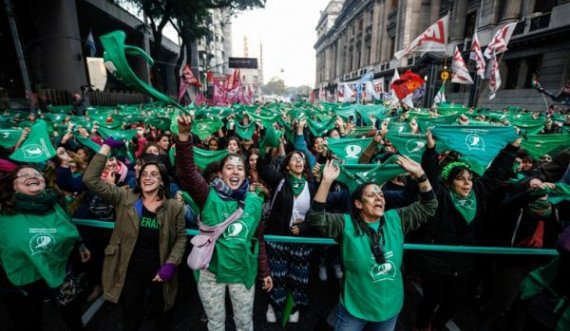 Argjentina u bashkohet shteteve të pakta që e lejojnë abortin