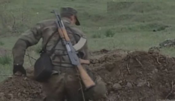 Video e rrallë: UÇK-ja duke varrosur ushtarët serbë të vrarë në Koshare