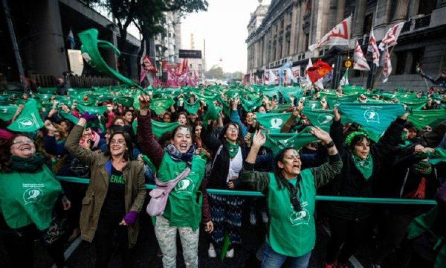Argjentina u bashkohet shteteve të pakta që e lejojnë abortin