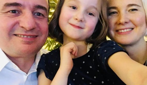 Kurti uron Vitin e Ri bashkë me gruan dhe vajzën e tij