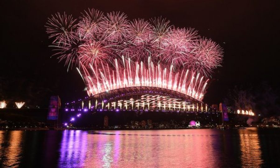 Australia, si zakonisht, mahnitë me fishekzjarrët magjepsës për Vitin e Ri