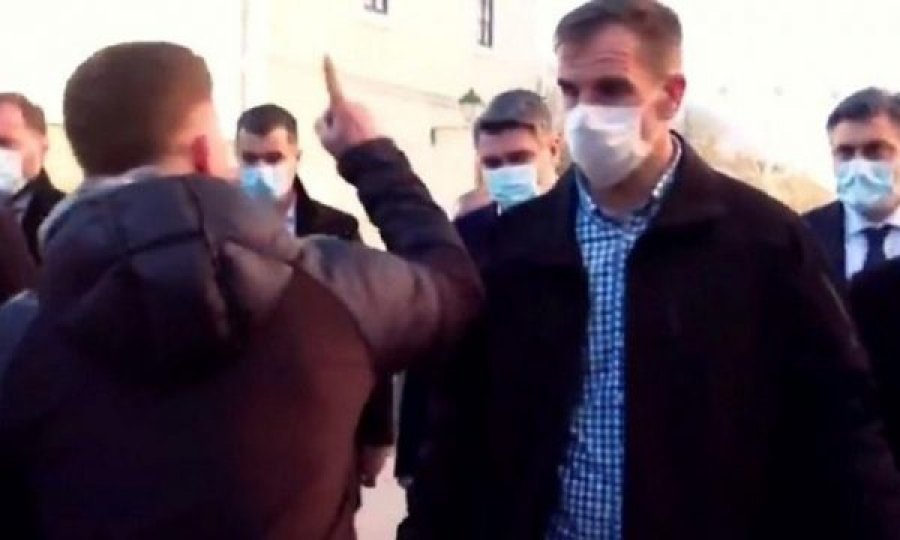Qytetari i tronditur nga tërmeti në Kroaci ua zë rrugën presidentit dhe kryeministrit(VIDEO)