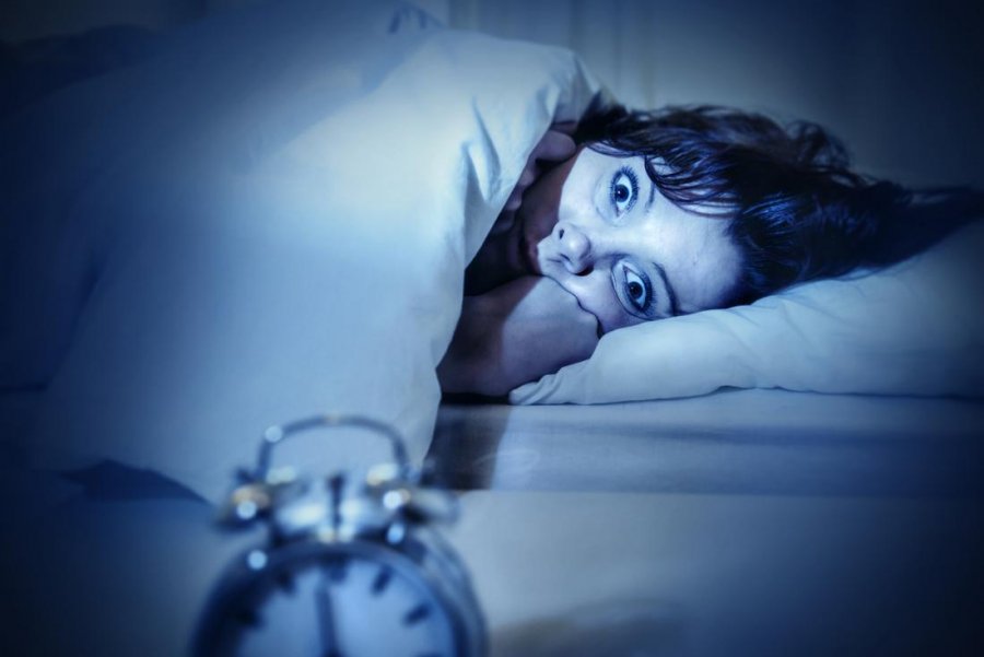 Çfarë është paraliza e gjumit dhe cilët njerëz janë më të rrezikuar?