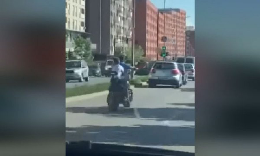  Dy fëmijë ngasin motoçikletën në rrugët e Prishtinës 