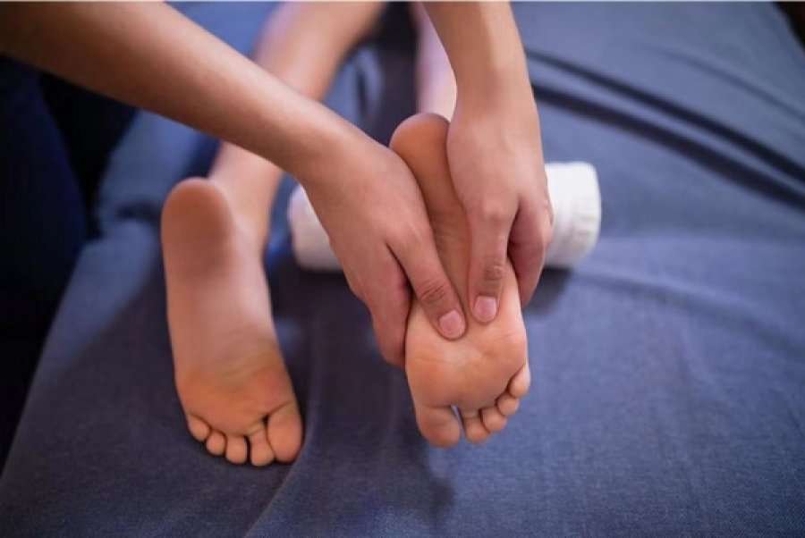 Përmirësoni shëndetin tuaj duke iu bërë masazh këtyre 6 pikave të ndjeshme në shputën e këmbës