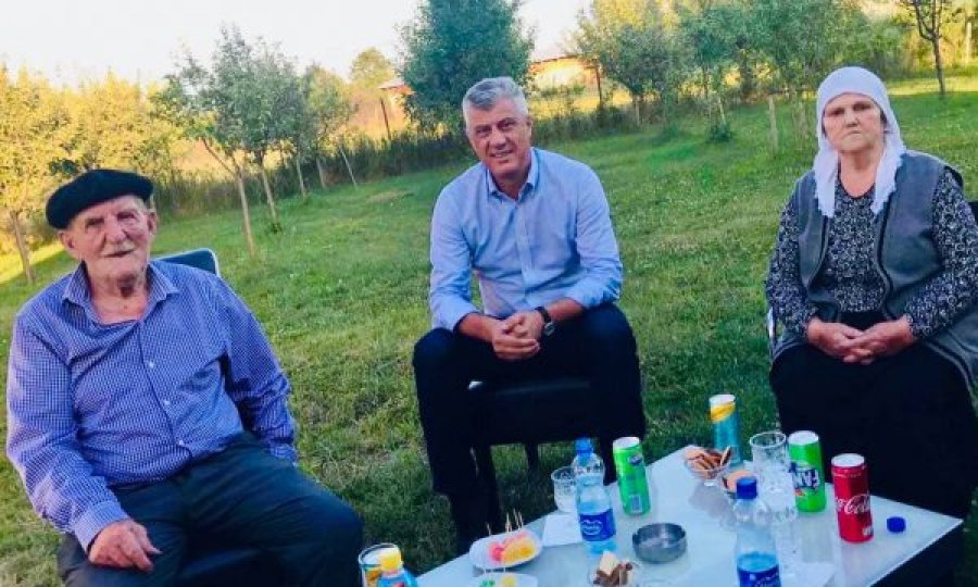  Thaçi viziton prindërit e heroit Rasim Kiçina 