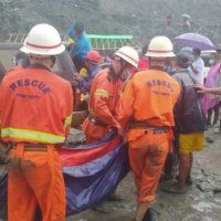 Rrëshqitja e dheut përmbyt minierën, mbi 100 persona të vdekur