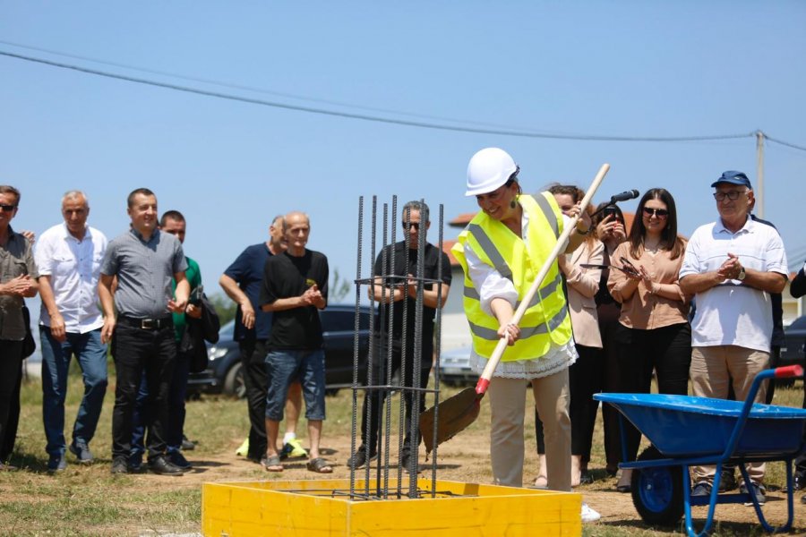 Ministrja Dumoshi e Kryetari Haziri vunë gur themelin e stadiumit ndihmës në Gjilan