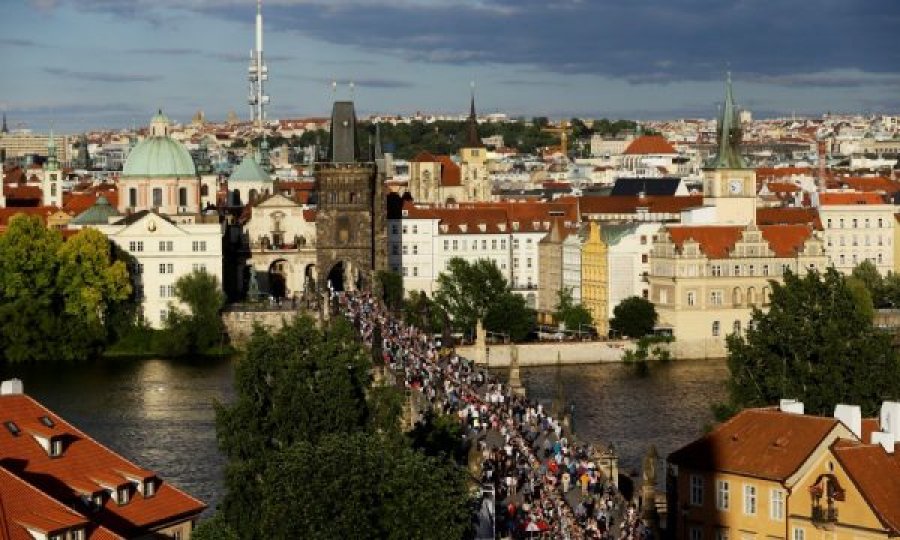 Çekët kremtojnë zbutjen e masave me darkë në qendër të Pragës