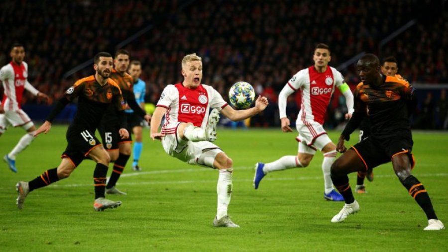 United nuk heq dorë nga transferimi i Van de Beek, gati oferta e re në drejtim të Ajaxit