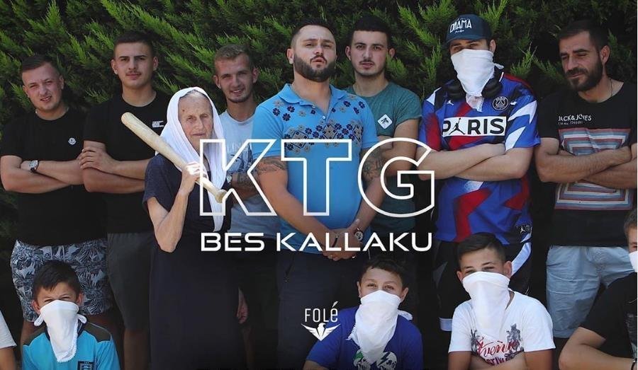Bes Kallaku publikon këngën e re ‘Katunari Gangsta’, u bën ‘diss’ këngëtarëve shqiptarë
