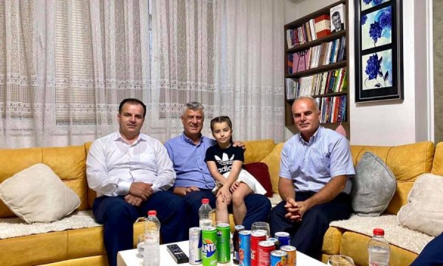  Thaçi e viziton familjen e Vasfije Krasniqit 