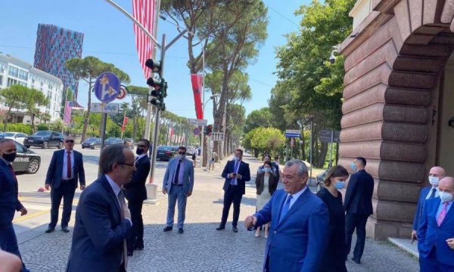 Kryeministri Hoti në Kuvendin e Shqipërisë, pritet nga Ruçi