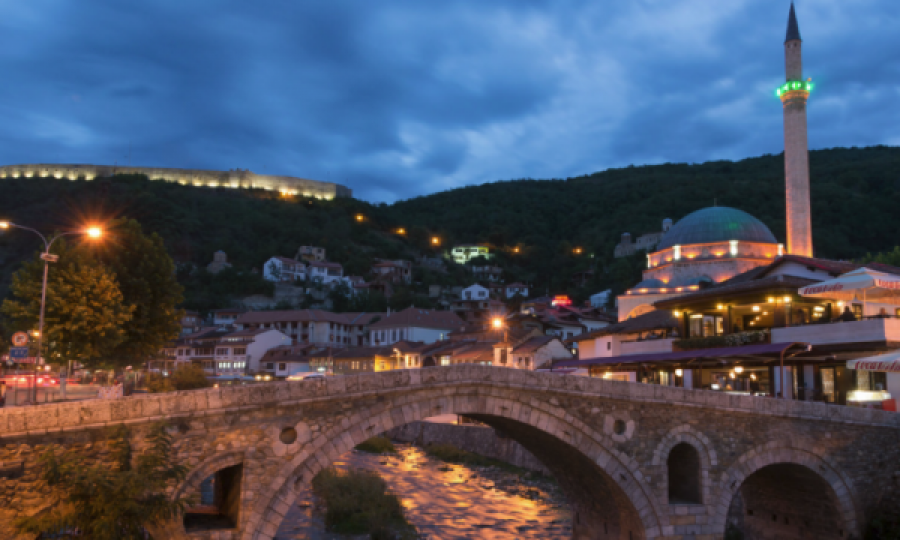 Erërat e fuqishme rrëzojnë shtyllat elektrike në Prizren, 56 shtëpi mbesin pa rrymë 