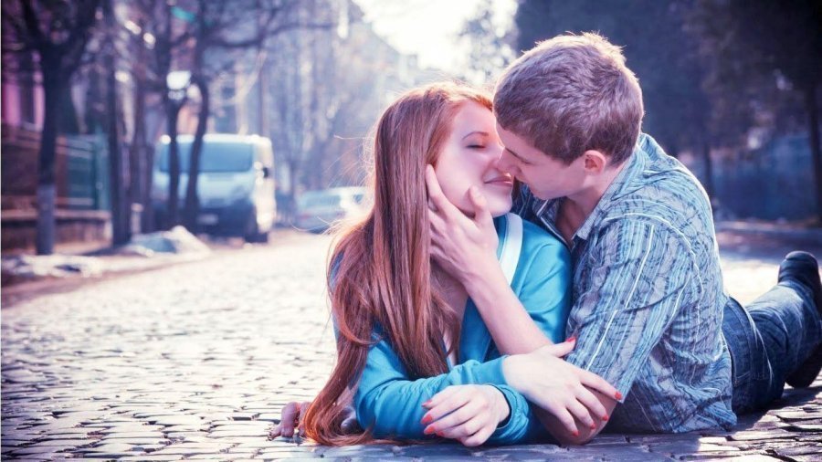 Roman dashurie: E vërshuar nga puthjet (13) 