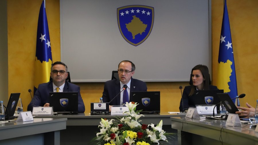 Qeveria Hoti ka vulën e presidentit të Kosovës që “de fakto” është edhe kryetar i PDK-së