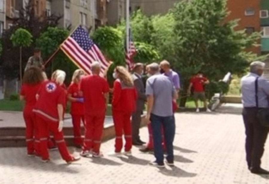 Punëtorë shëndetësorë ngritin flamurin amerikan në sheshin “Bill Clinton”