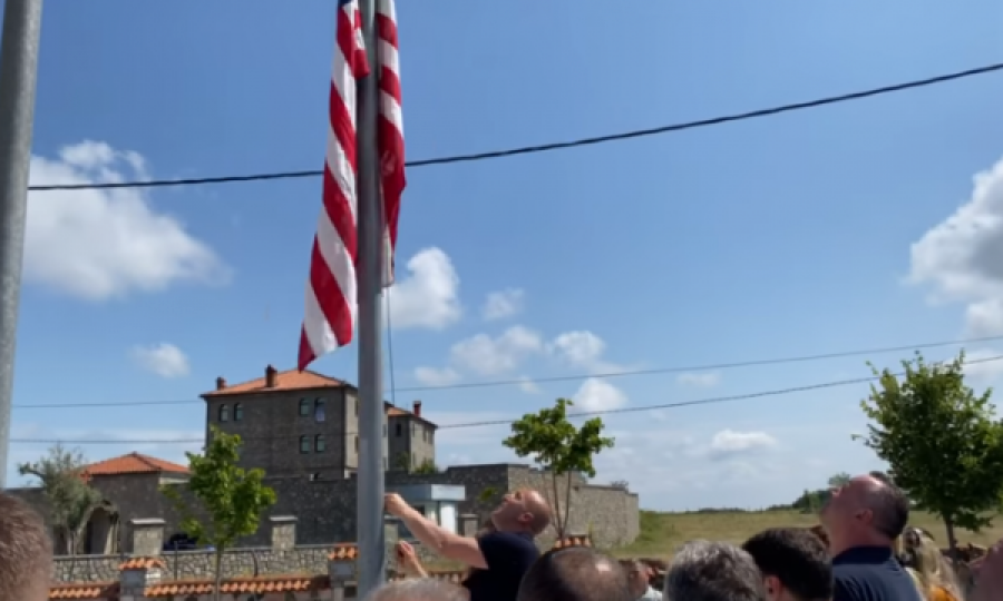  Ramush Haradinaj ngrit flamurin amerikan në kullën e tij në Gllogjan 