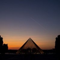 Rihapet Muzeu Louvre në Paris