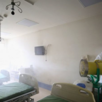 Shkencëtarët i bëjnë apel OBSH’së: Ndryshoni rekomandimet rreth COVID-19, ky virus përhapet nga ajri