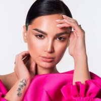 E veshur kokë e këmbë me lëkurë gjarpri, Samanta ndan pamje nga xhirimet e klipit