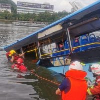 Autobusi bie në pellg, 21 të vdekur në Kinë