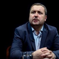 Latifi: Macron po bën show para Uashingtonit me vizitën e Hotit, nuk e dimë çka na pret në të ardhmen