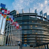 Dyzet e dy anëtarë të Parlamentit Evropian i çojnë kërkesë Macronit të hiqen vizat për Kosovën