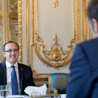 Dakordohen për të shkëmbyer të dhëna në nivel të ministrive të brendshme, Hoti s’merr ndonjë premtim për vizat nga Macron