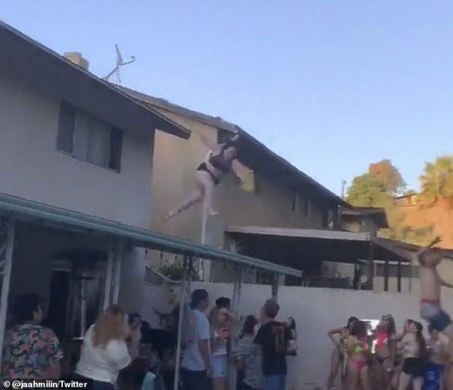 Momenti i tmerrshëm i një gruaje që bie në terasën e shtëpisë duke u munduar të hidhet në pishinë