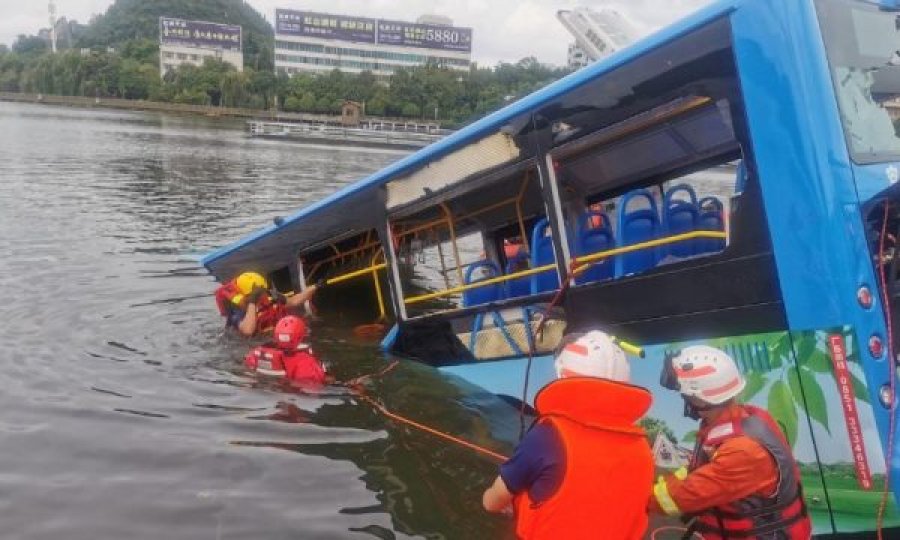 Autobusi bie në pellg, 21 të vdekur në Kinë