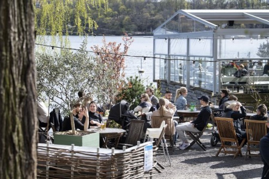 Suedia ashpërson rregullat për distancë sociale në kafene e restorante