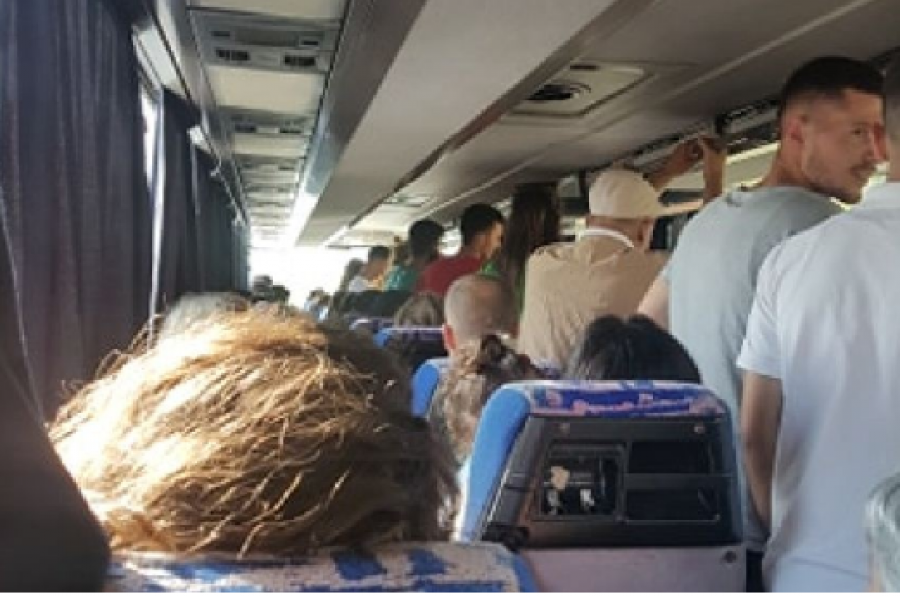  Autobusi Ferizaj-Shtime i stërmbushur, udhëtarët pa maska 