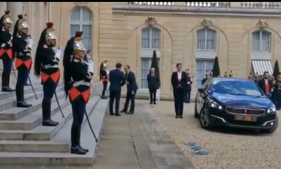 Hoti publikon pamje nga pritja që ia bëri sot Macron në Elysee