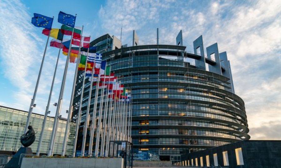  Dyzet e dy anëtarë të Parlamentit Evropian i çojnë kërkesë Macronit të hiqen vizat për Kosovën 