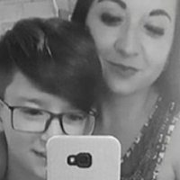 E mbështolli me çarçaf dhe e groposi në pyll: Gruaja vret të birin pasi luante deri vonë natën me telefon