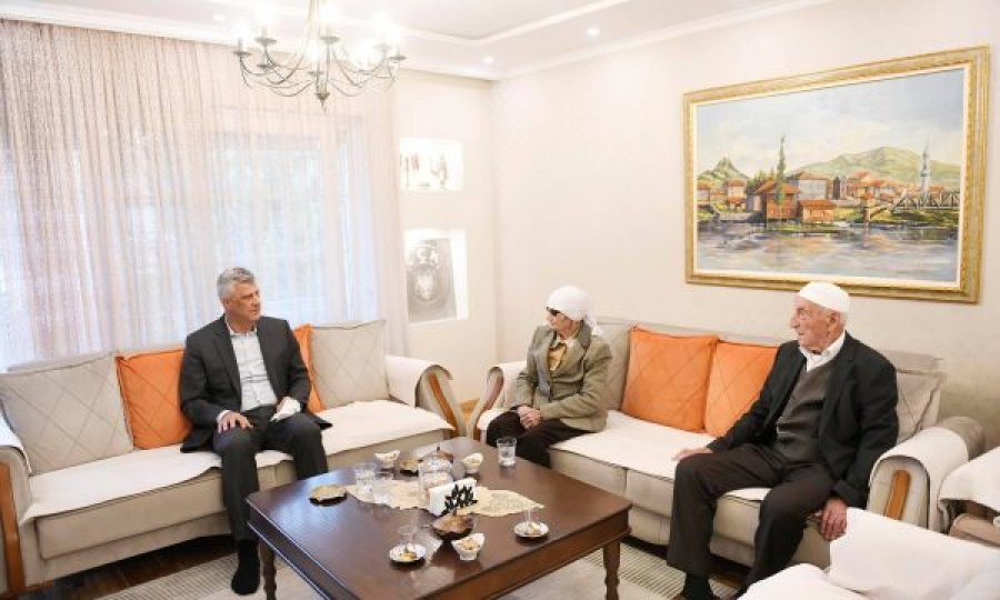 Presidenti Thaçi: 'Me bacën Fazli dhe nënën Ajshe, në shtëpinë e Kadriut, vëllait të gjakut të luftës'