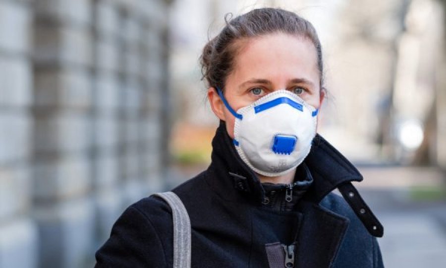 Ekspertët: Njerëzit do të duhet të vendosin maska dhe të mbajnë distancë sociale edhe për disa vite të tjera